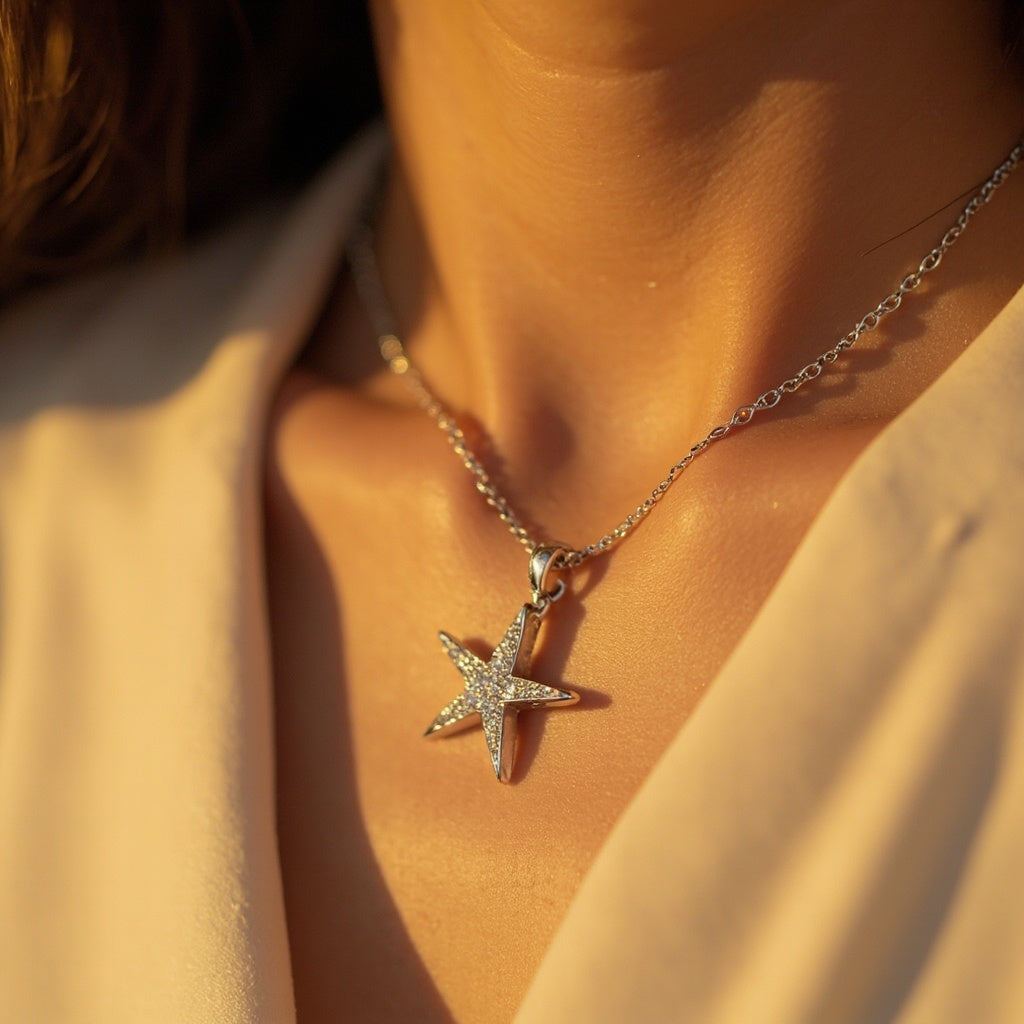 Eine frau mit einem edlen Anhänger